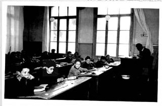  PHOTO Villa St Jean  classroom photo is from 1953 or 1954